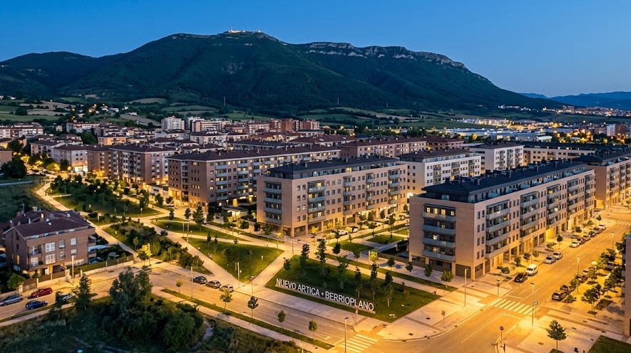 Vista paisajística del municipio de Berrioplano y Nuevo Artica con el monte San Cristóbal (Ezkaba) de fondo